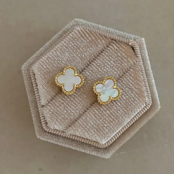 Mini Clover MOP mother pearl earrings  Yellow Gold Plated - Picture 4 of 4